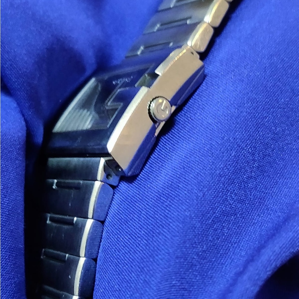 Gucci 100L Vintage Collectible G-Rectangle Swiss Womens Watch - Picture 5 of 10